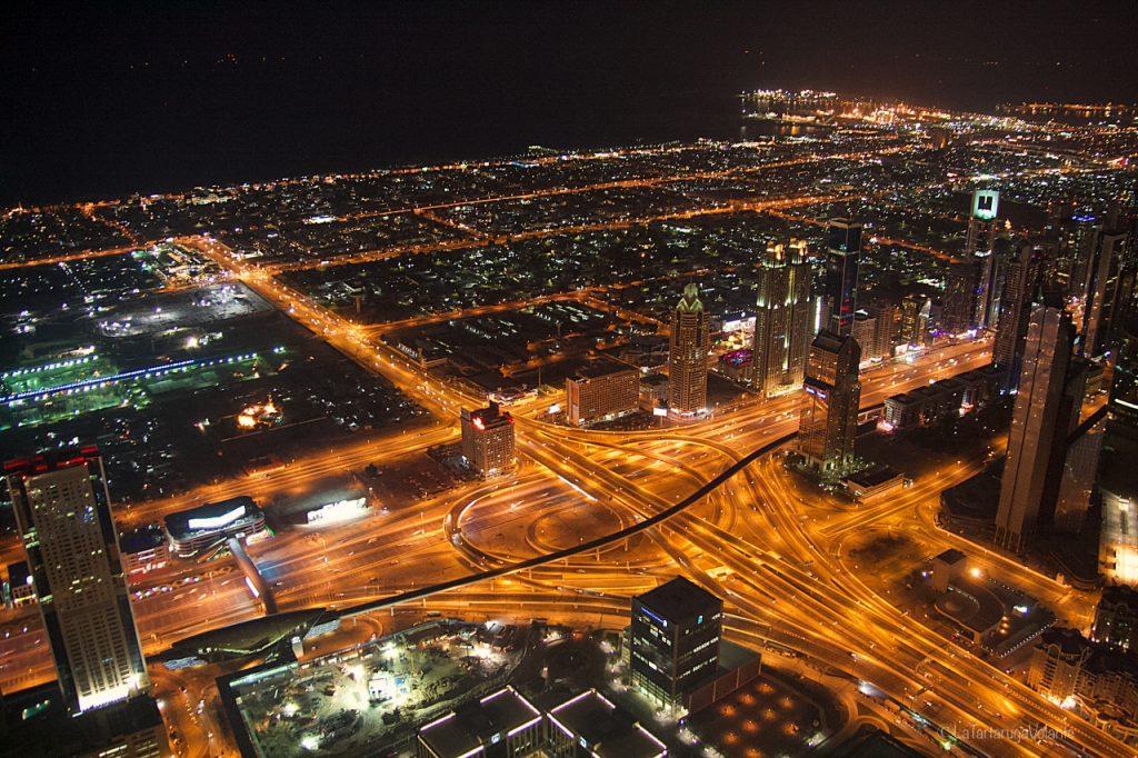 Dubai, incrocio di notte