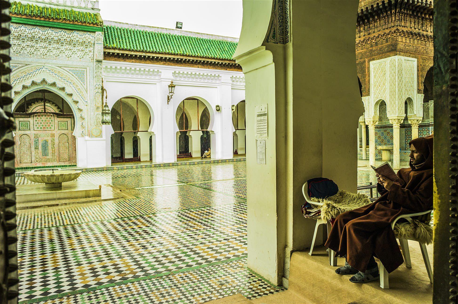 Un signore legge un libro nella moschea dell’università di Kairaouine, la più antica al mondo © K. Chae / Getty Images