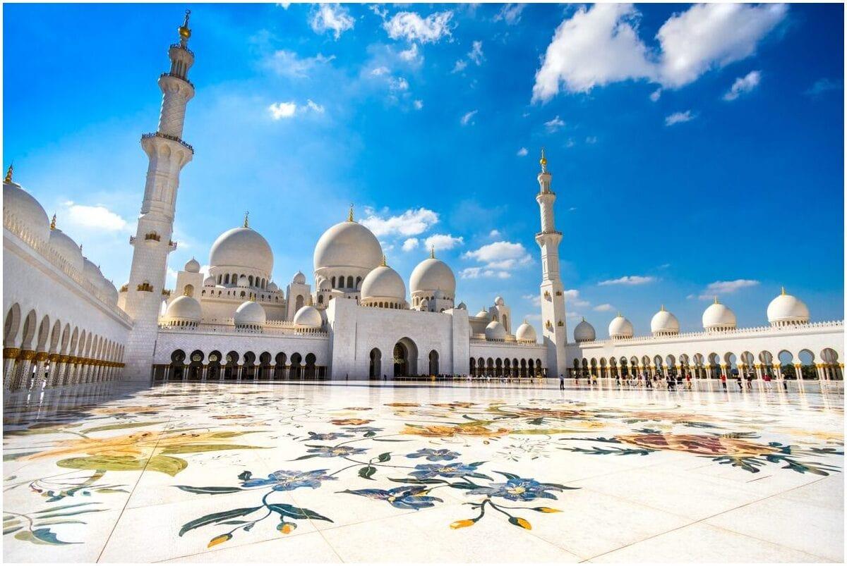 Plan a day trip from Dubai to Abu Dhabi