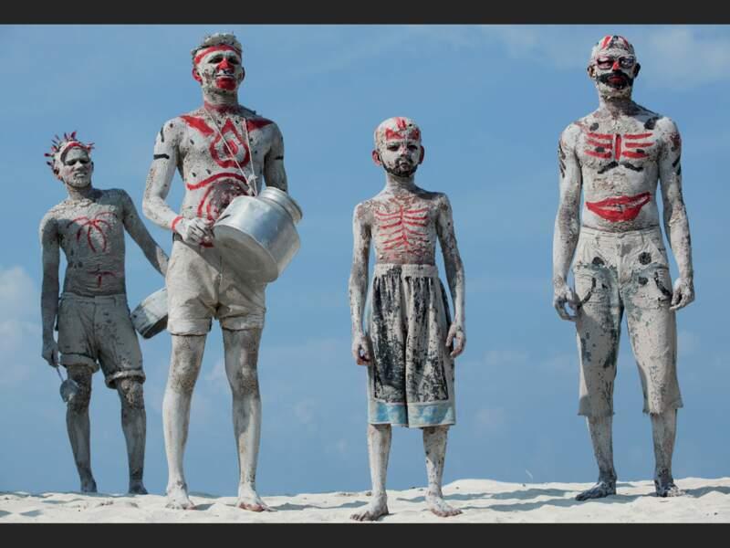 Pour la fête de l’aïd, les hommes d’Utheemu se griment de boue blanche et participent à la parade Badhije, aux Maldives.