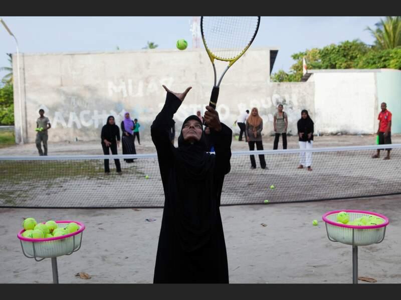 Un tournoi féminin de bashi, un jeu traditionnel, à Baarah, aux Maldives.